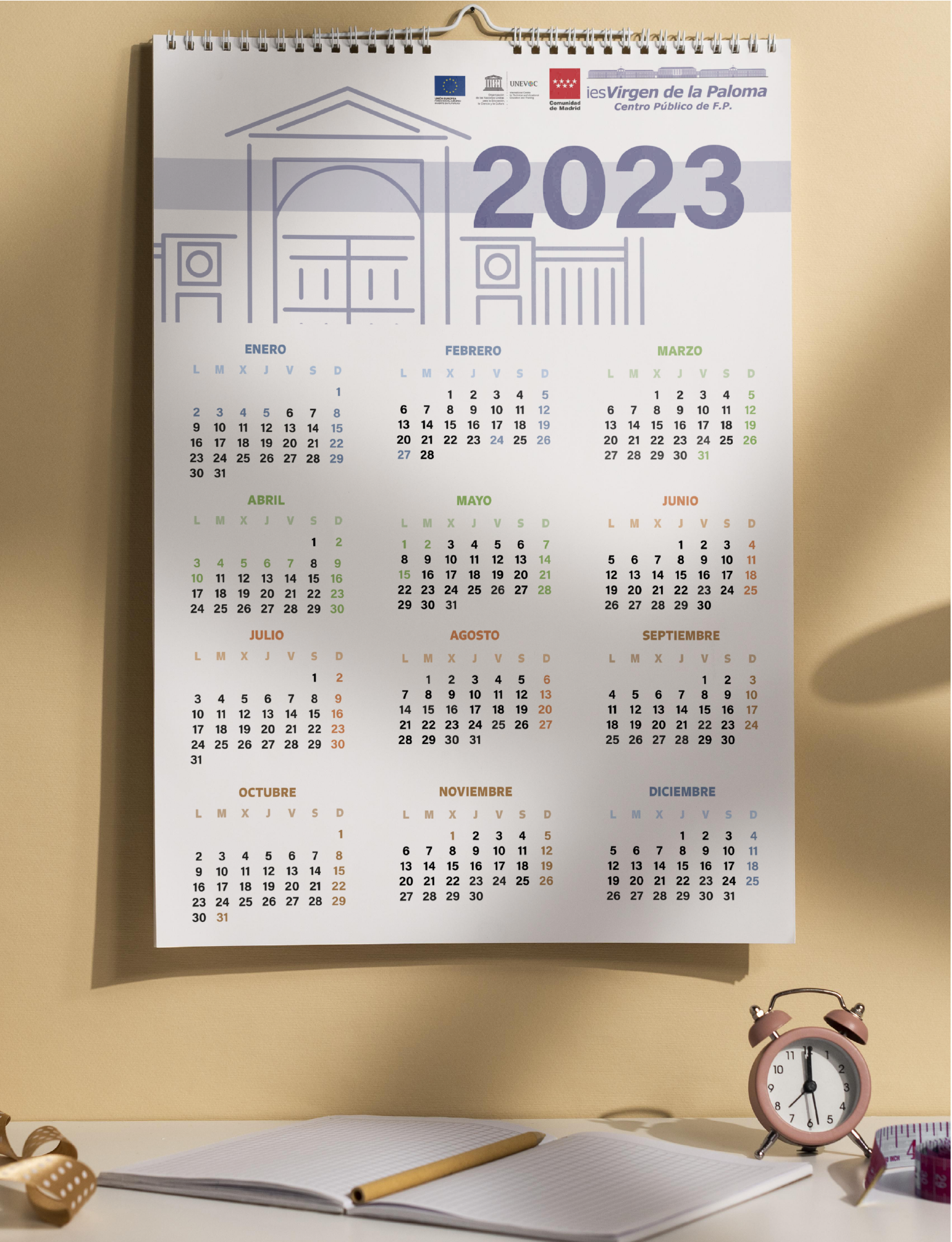 Calendario colgado en la pared