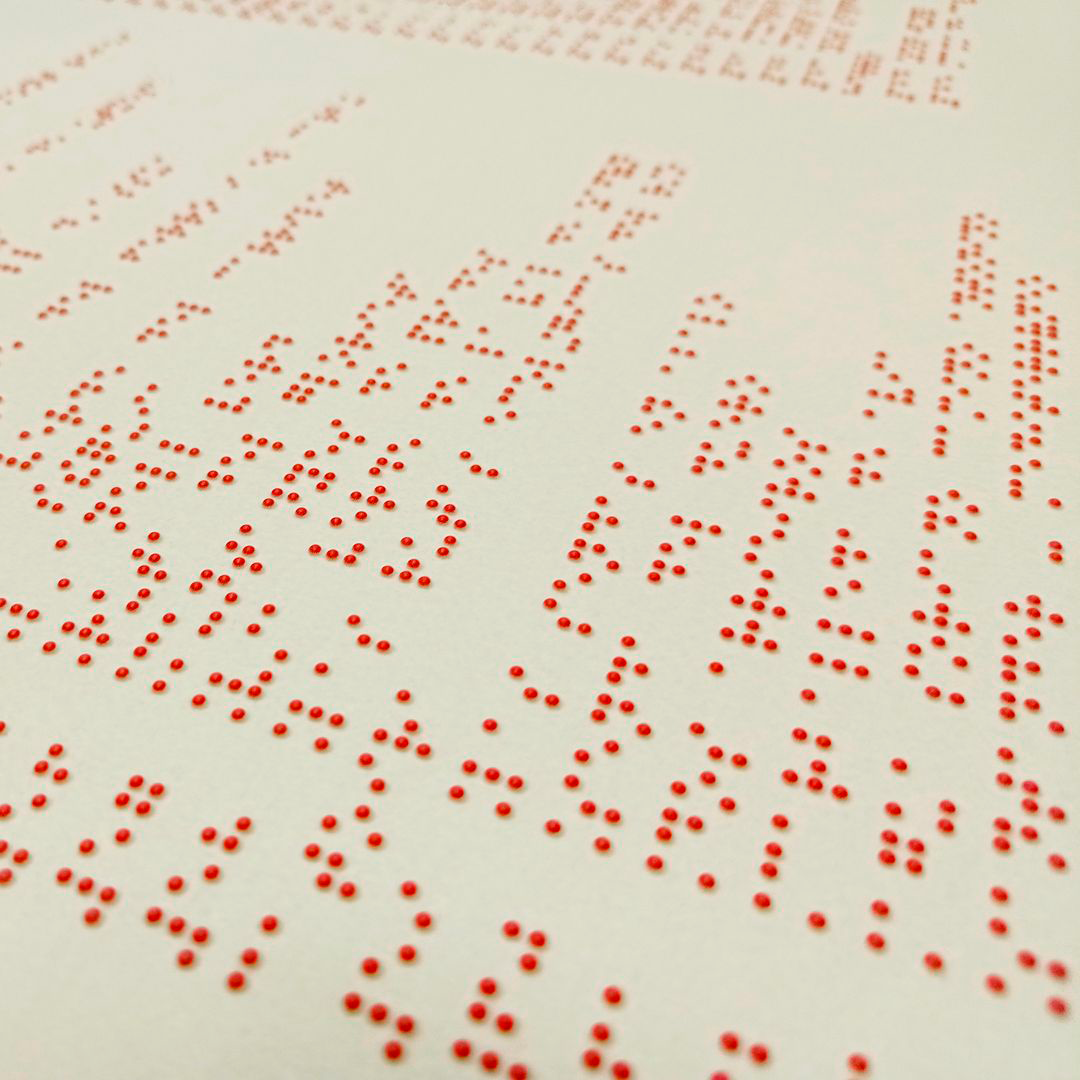 Imagen de detalle de la leyenda en braille del plano háptico elaborado por databraille para el stand de Caminos Naturales en FITUR 2025