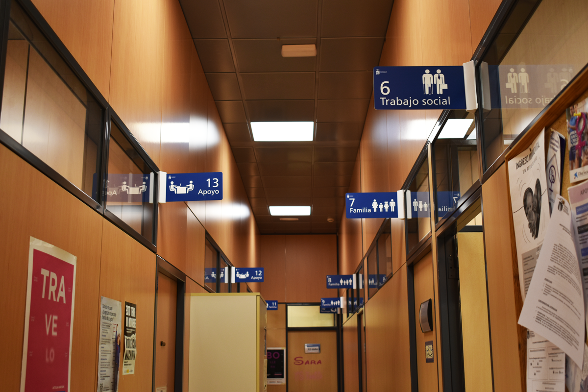 Pasillo con disintos posicionales en bandera